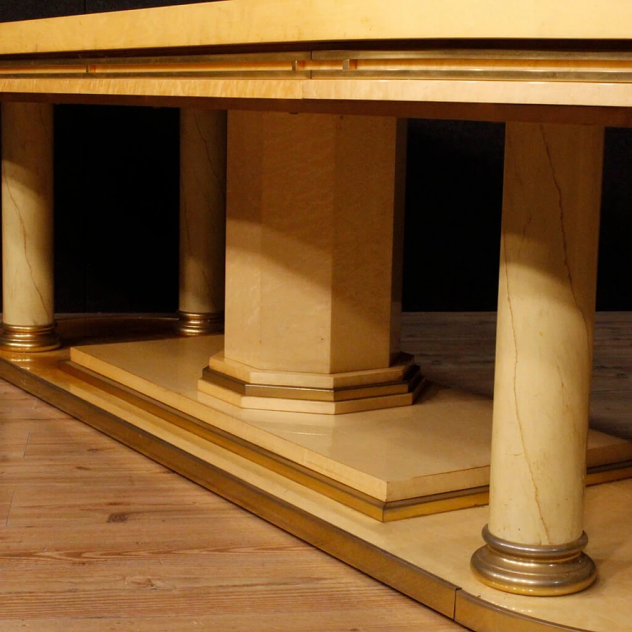 Tavolo in legno esotico, metallo marmorizzato e ottone 10