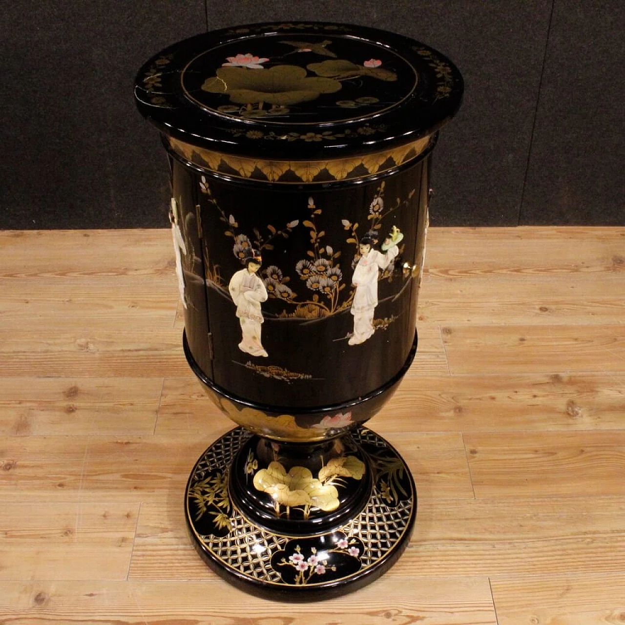 Lacquered wood side table with soapstone and painted decorations 12