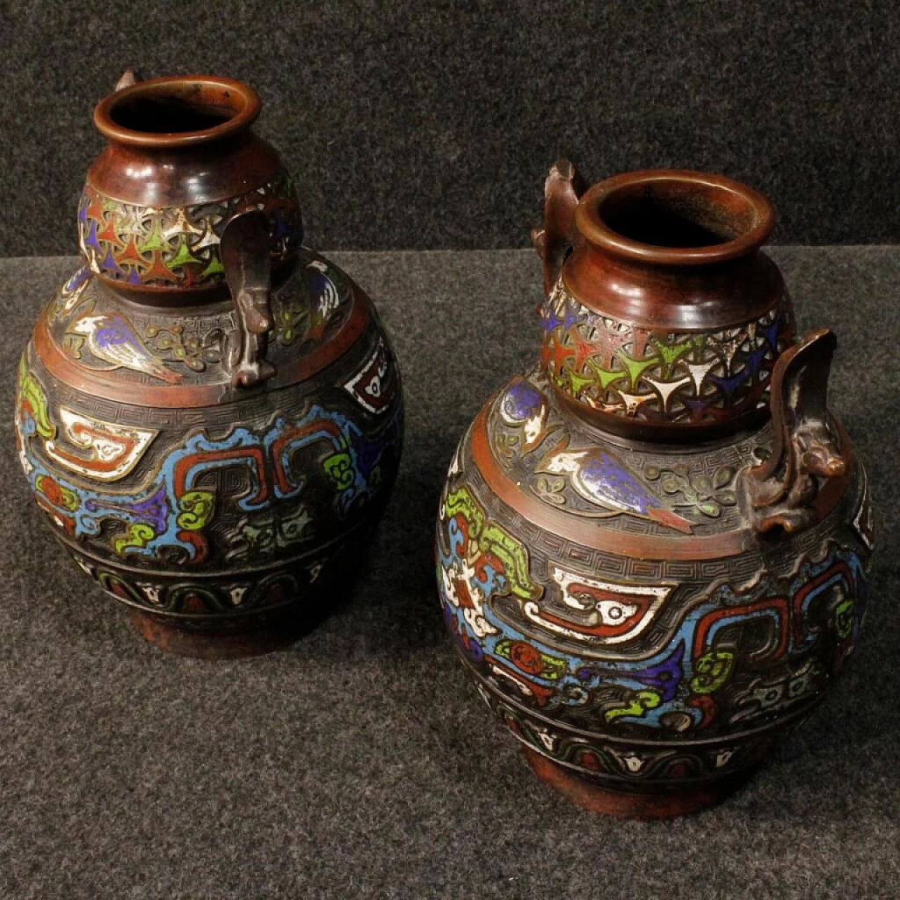 Coppia di vasi orientali in metallo cesellato con smalti cloisonné 11