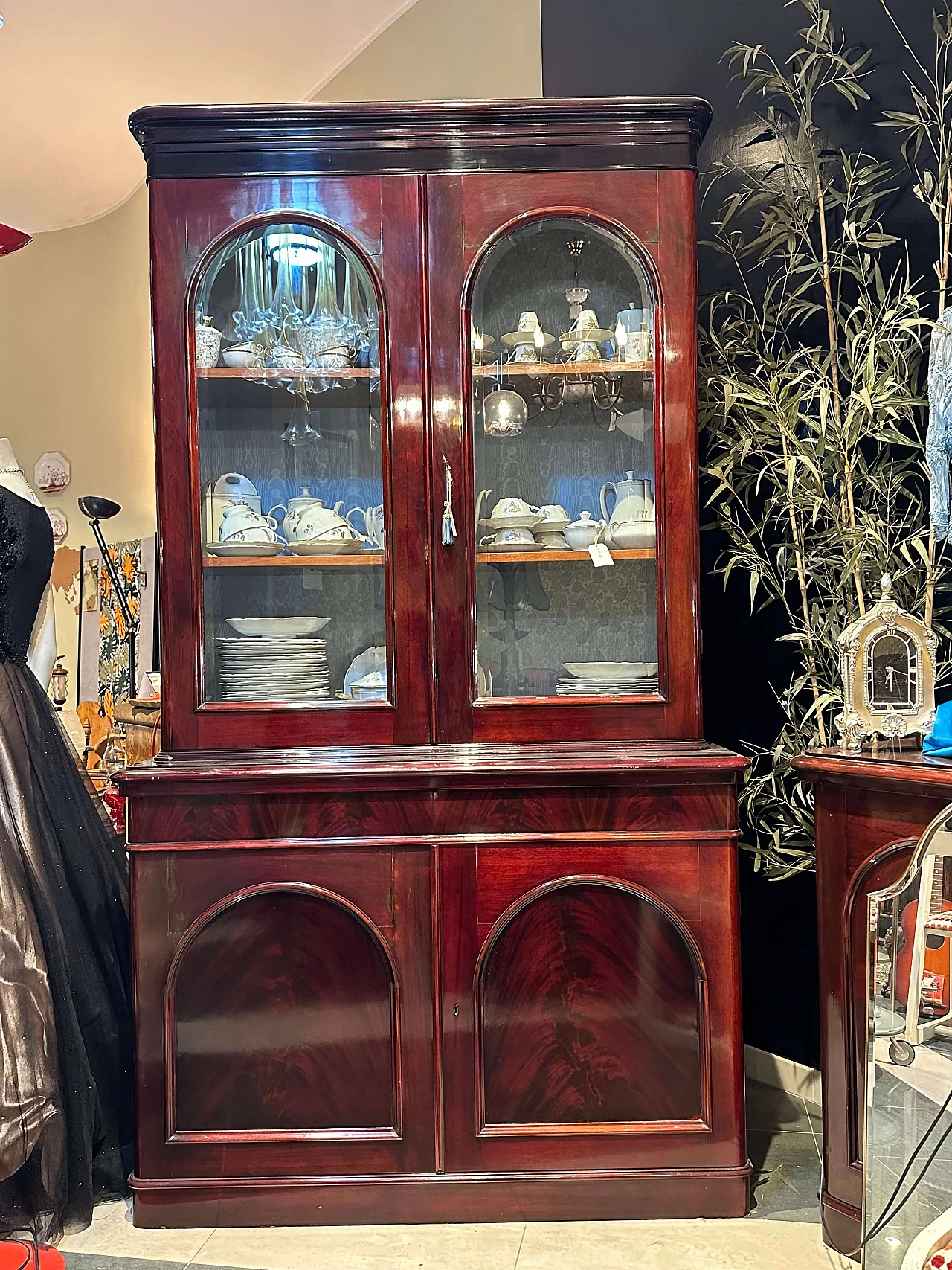 Vetrina in piuma di mogano in stile Luigi Filippo, seconda metà '800 1