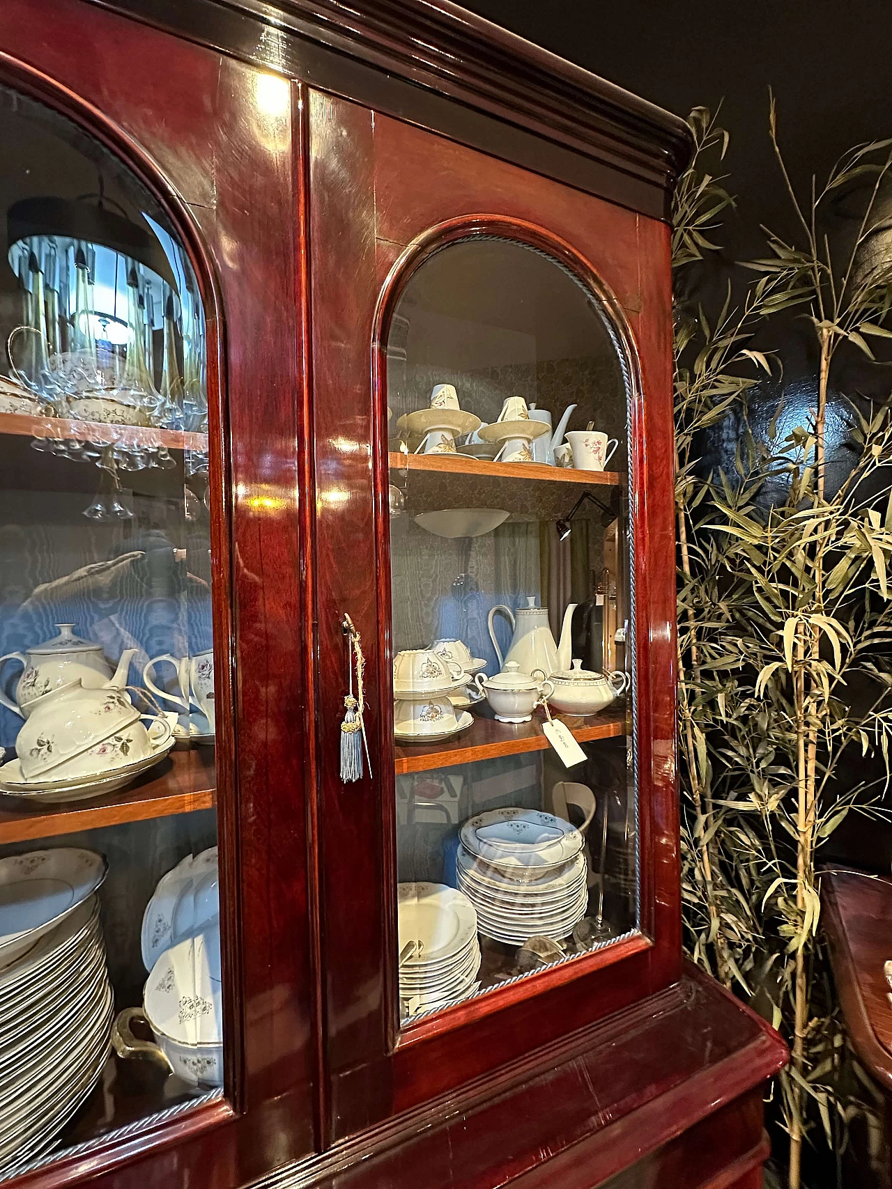 Vetrina in piuma di mogano in stile Luigi Filippo, seconda metà '800 8