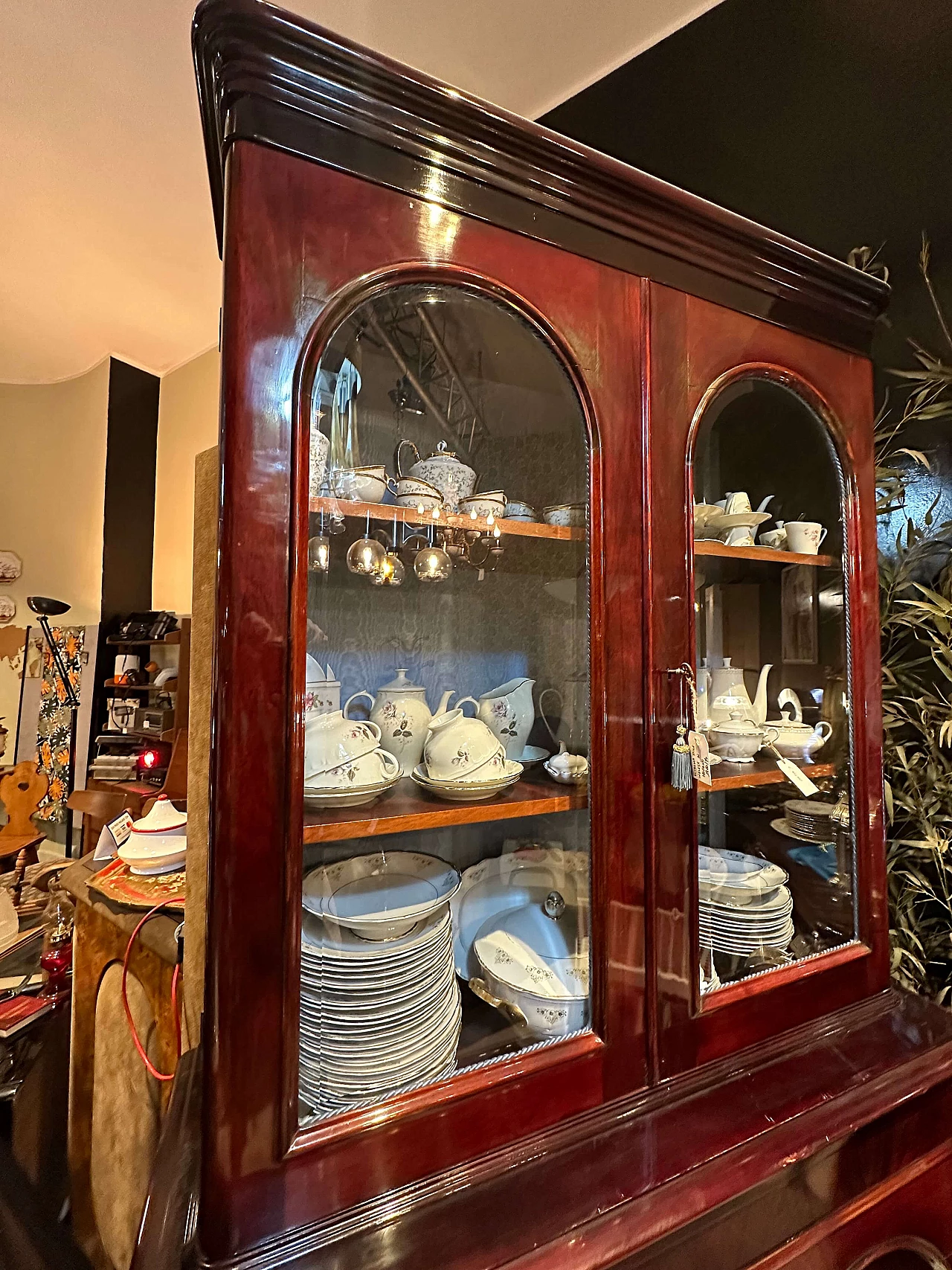 Vetrina in piuma di mogano in stile Luigi Filippo, seconda metà '800 9