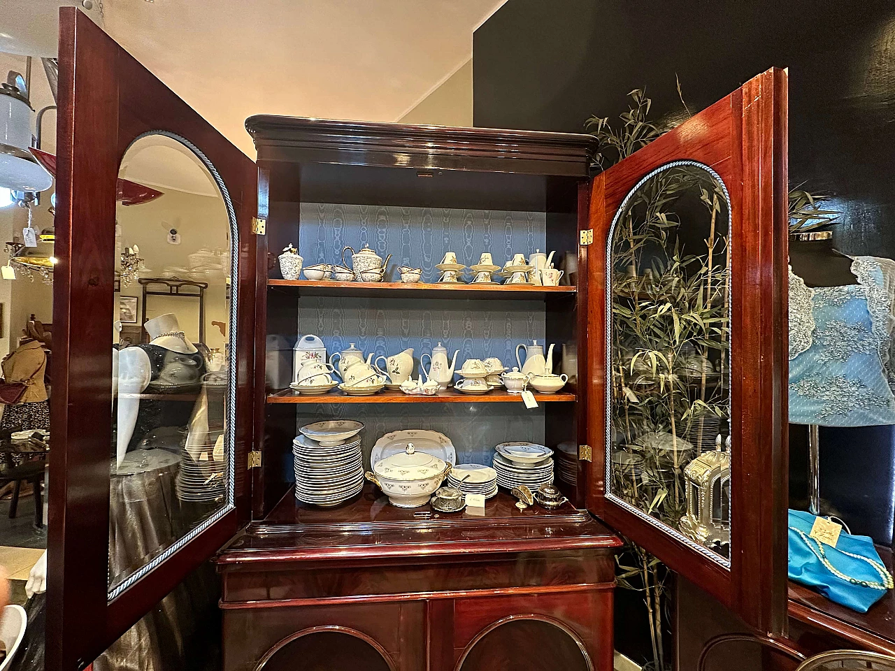 Vetrina in piuma di mogano in stile Luigi Filippo, seconda metà '800 10