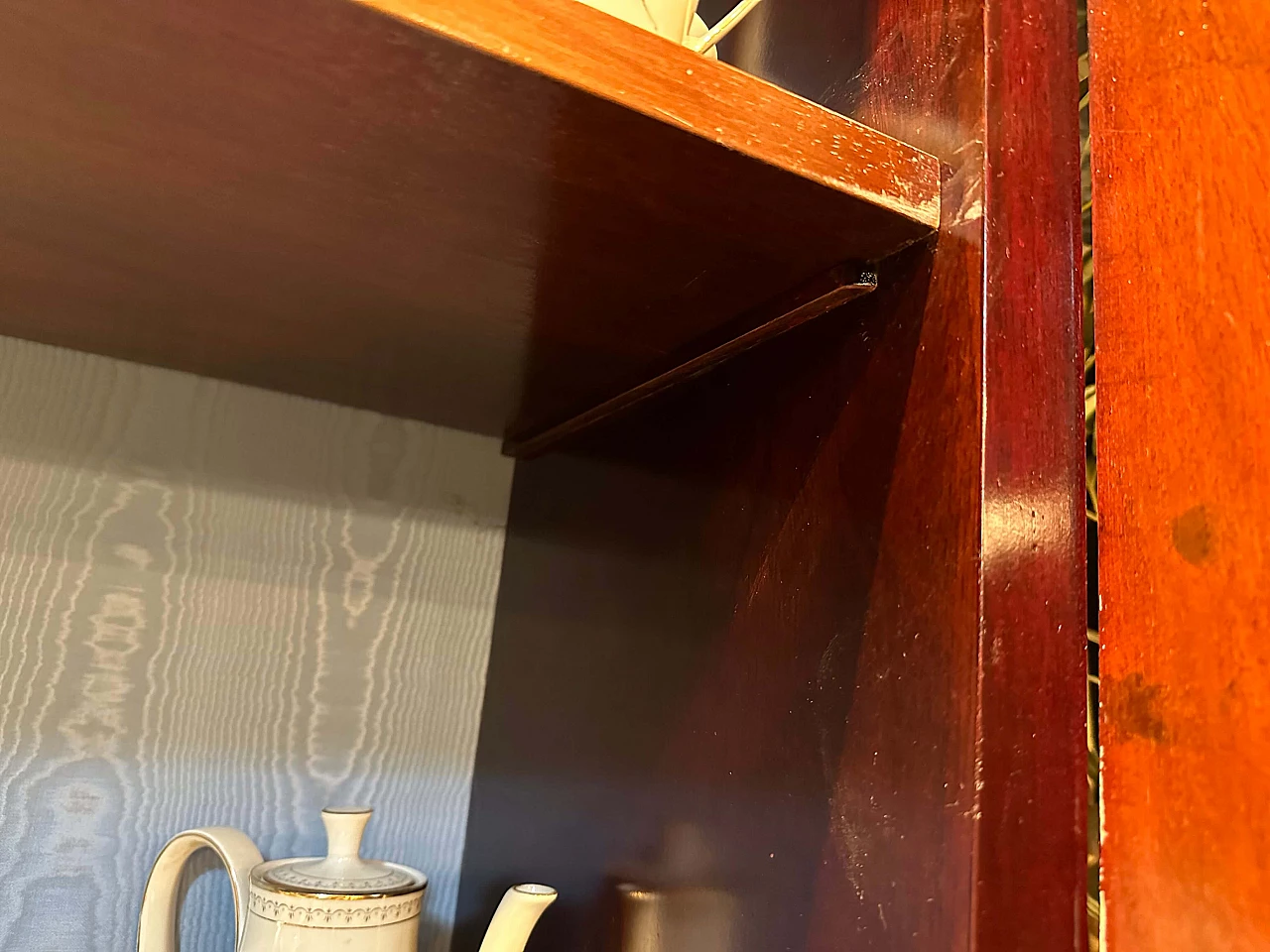 Vetrina in piuma di mogano in stile Luigi Filippo, seconda metà '800 11