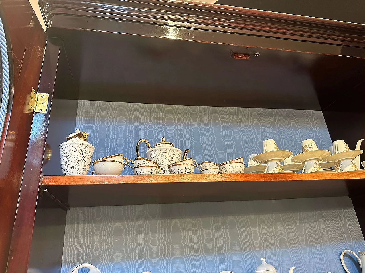 Vetrina in piuma di mogano in stile Luigi Filippo, seconda metà '800 12