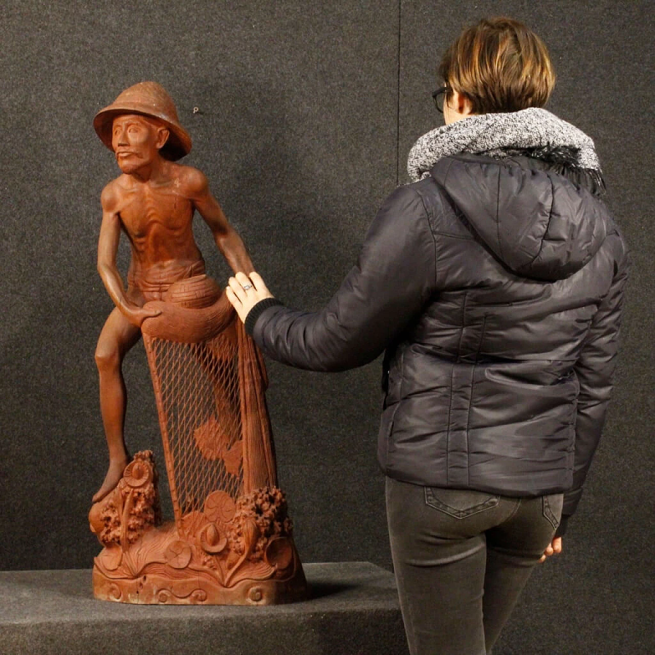 Scultura orientale di pescatore in legno 2