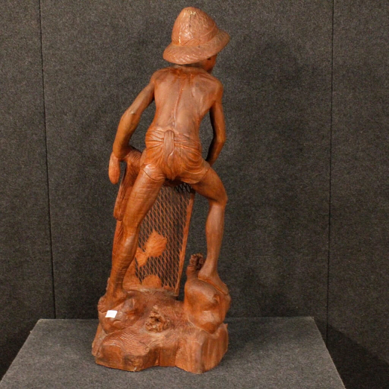Scultura orientale di pescatore in legno 5