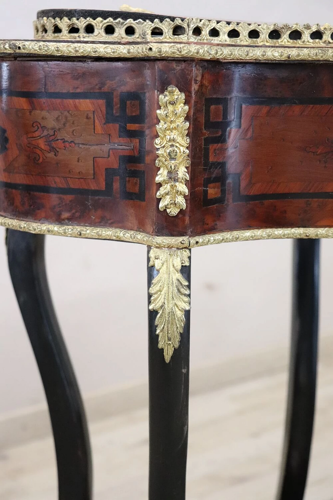Tavolino con fioriera Napoleone III in legno intarsiato, seconda metà dell'800 7