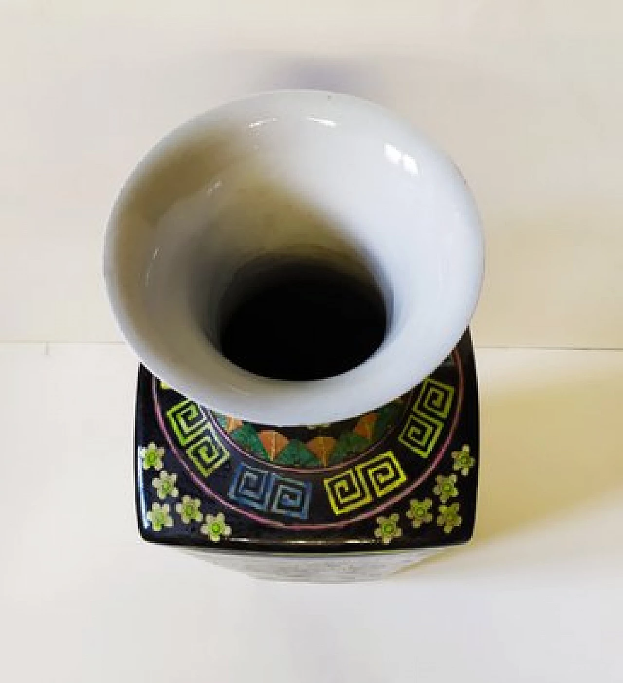 Vaso cinese in porcellana nera con decorazione multicolore, inizio '900 7
