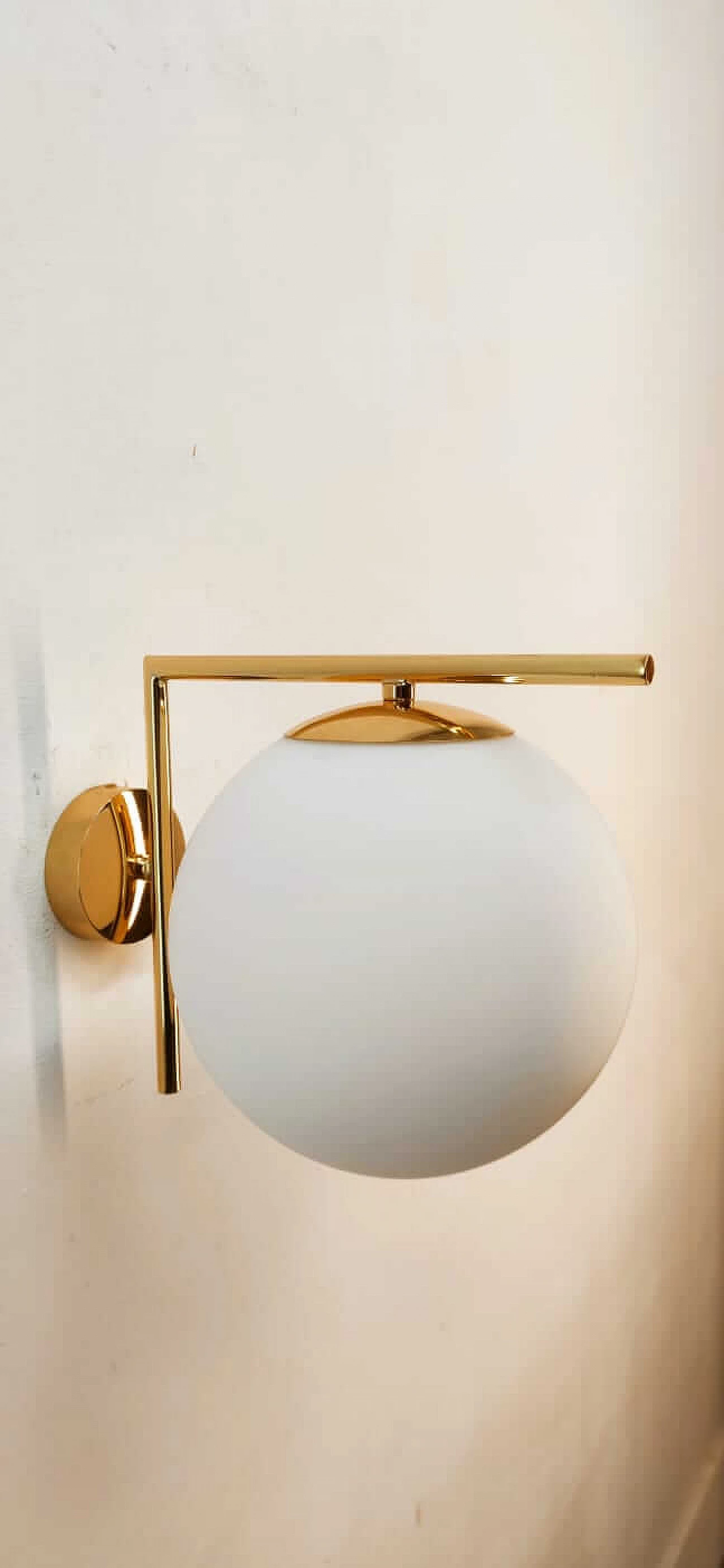 Brass wall light with spherical frosted glass lampshade, 1980s 1