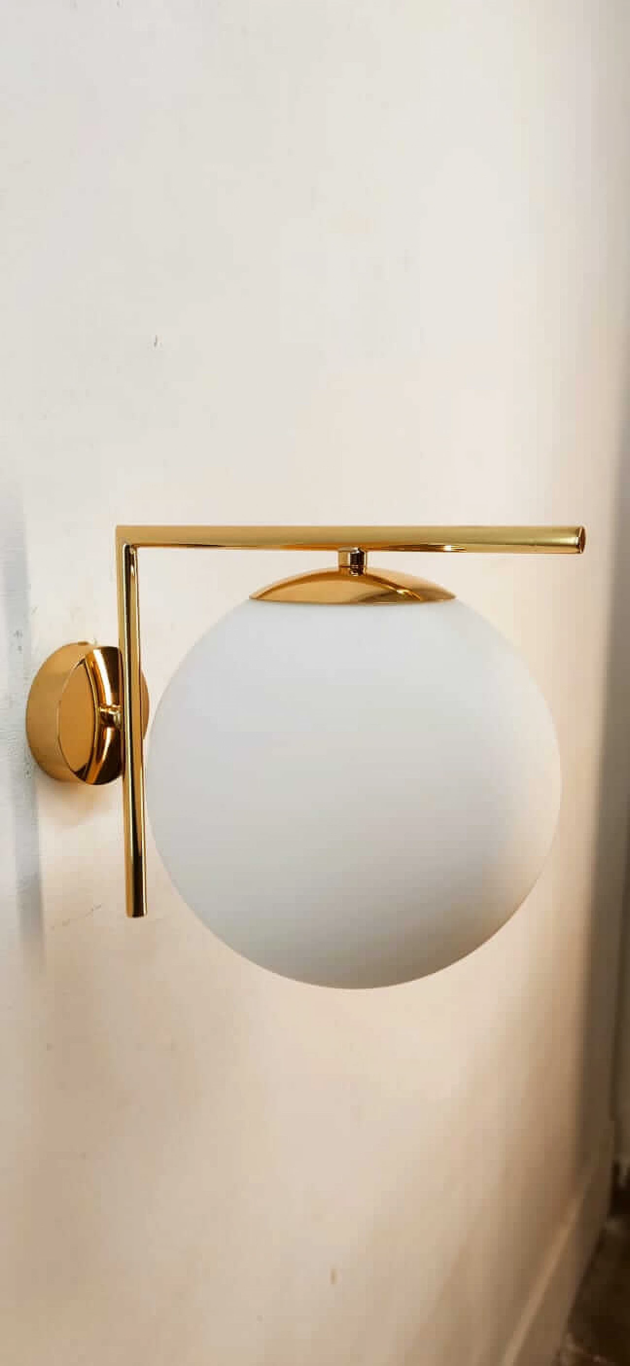 Brass wall light with spherical frosted glass lampshade, 1980s 8