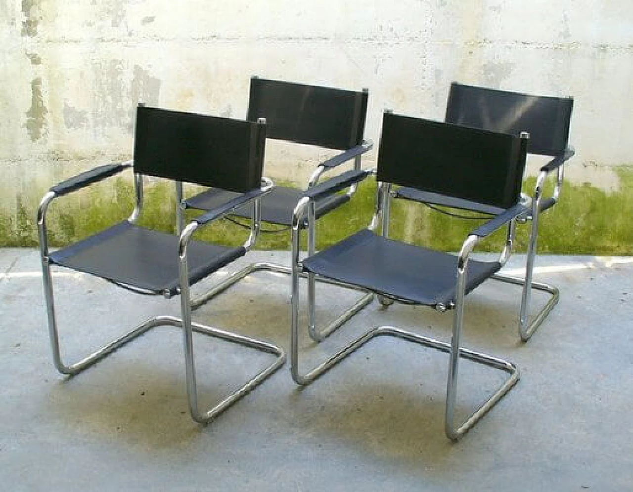 N.4 sedie in tubolare e finta pelle attribuite a Mart Stam, anni '70 12