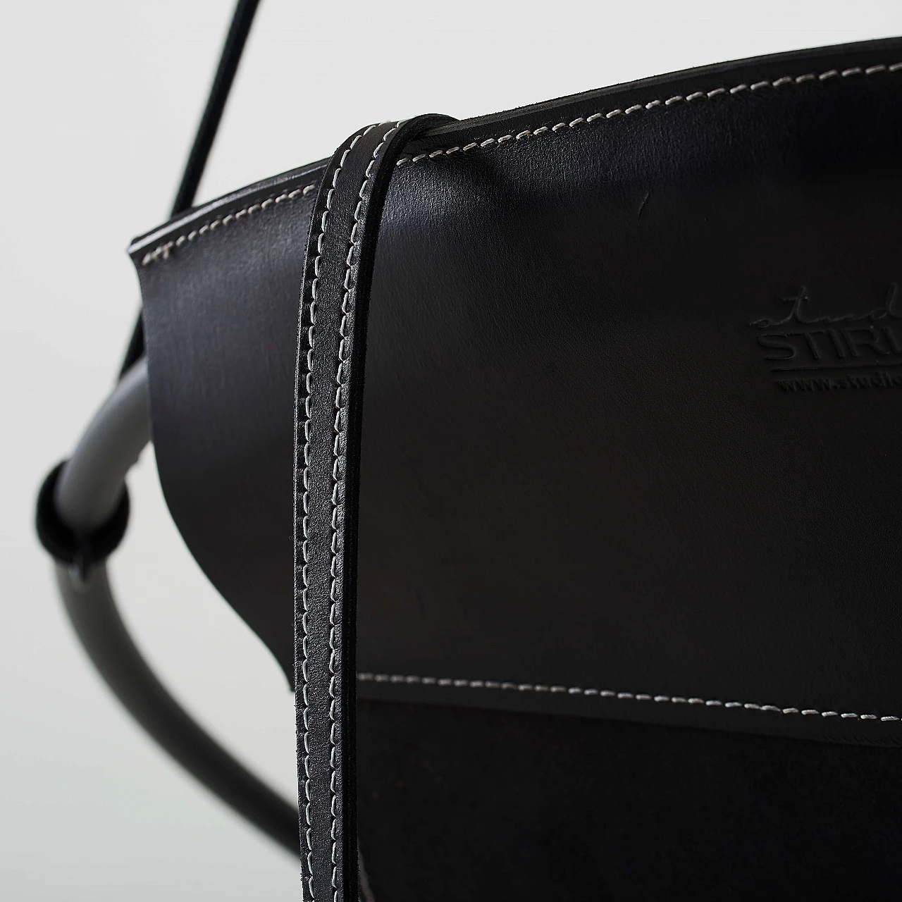 Poltrona sospesa in metallo e pelle nera 3