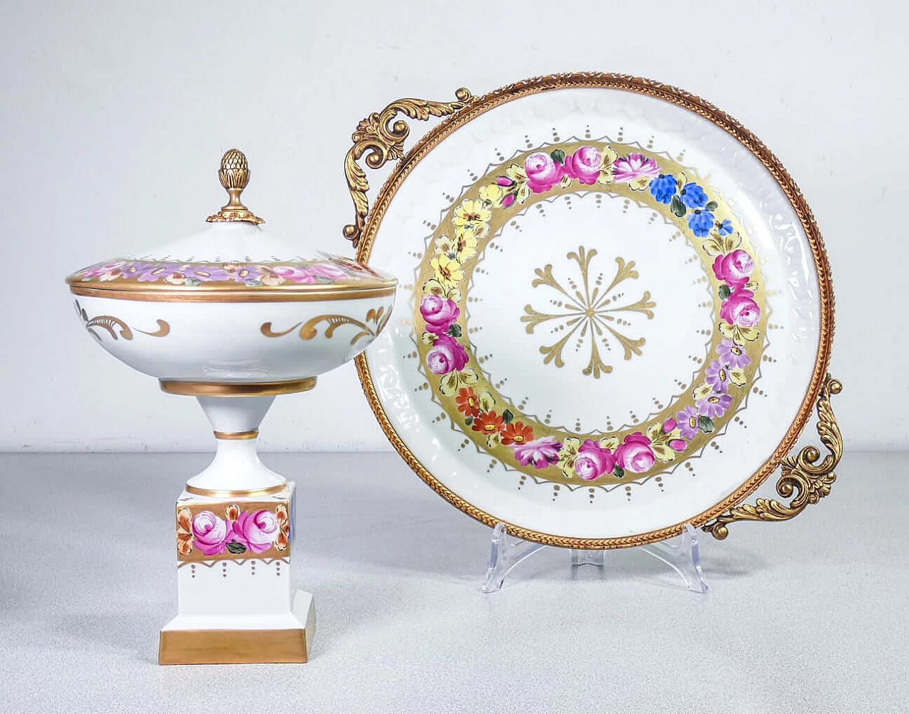 Vassoio di servizio e alzata in porcellana di Limoges dipinta a mano 1