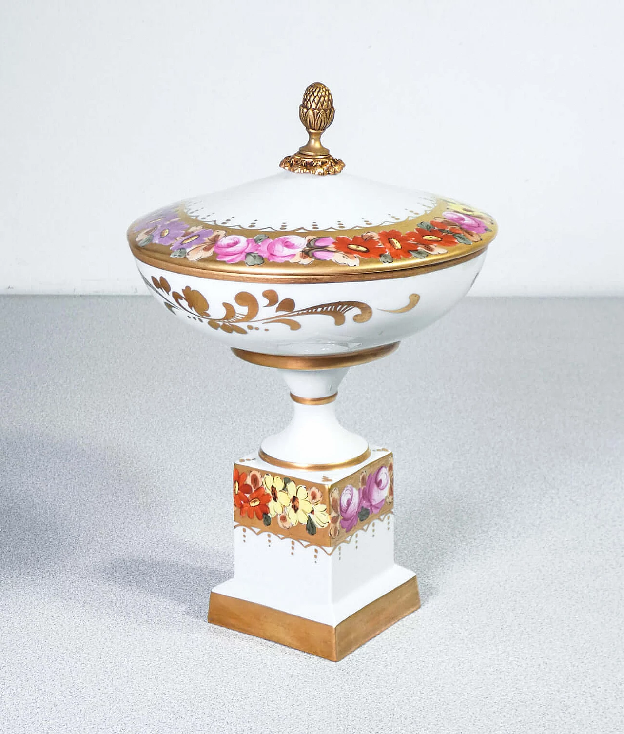 Vassoio di servizio e alzata in porcellana di Limoges dipinta a mano 2