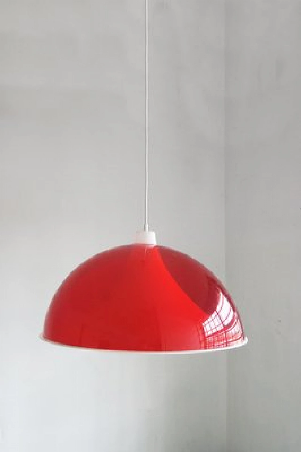 Lampada a sospensione con paralume in acrilico rosso e diffusore bianco, anni '50 1