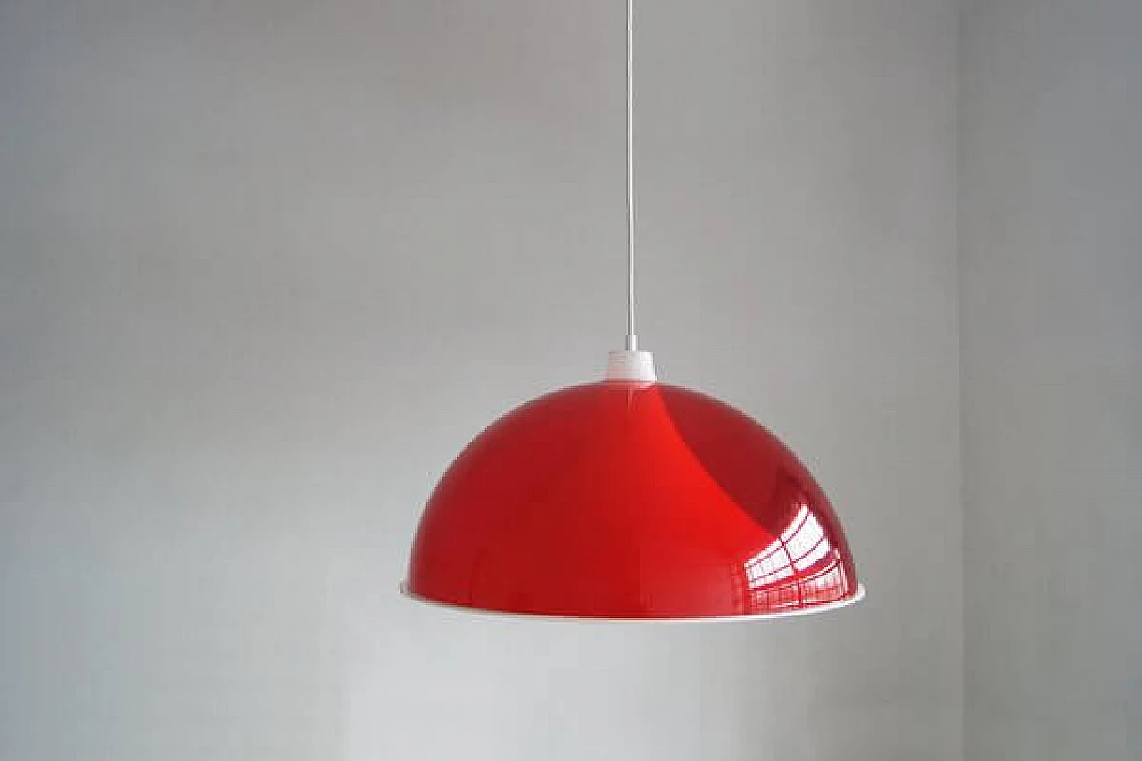 Lampada a sospensione con paralume in acrilico rosso e diffusore bianco, anni '50 2