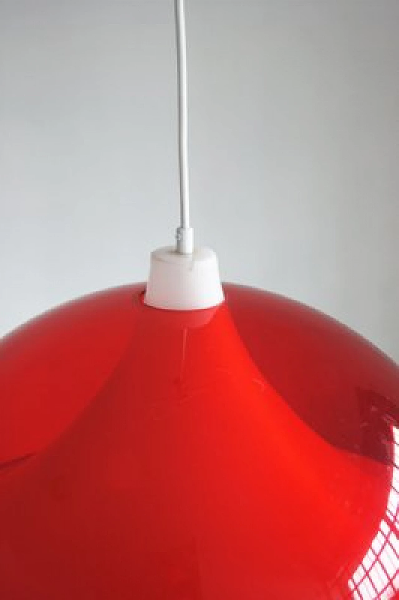 Lampada a sospensione con paralume in acrilico rosso e diffusore bianco, anni '50 3