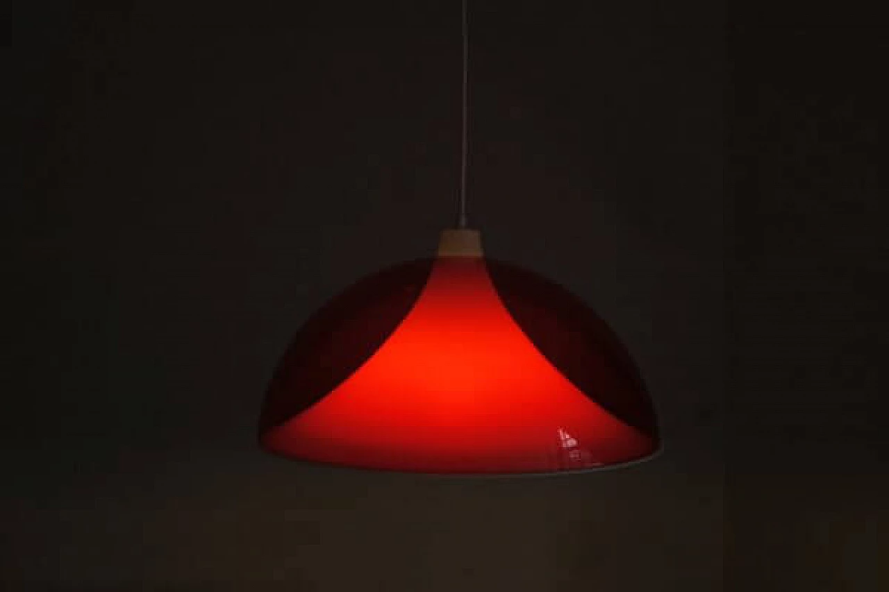 Lampada a sospensione con paralume in acrilico rosso e diffusore bianco, anni '50 5