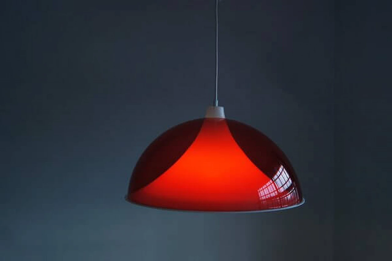 Lampada a sospensione con paralume in acrilico rosso e diffusore bianco, anni '50 6