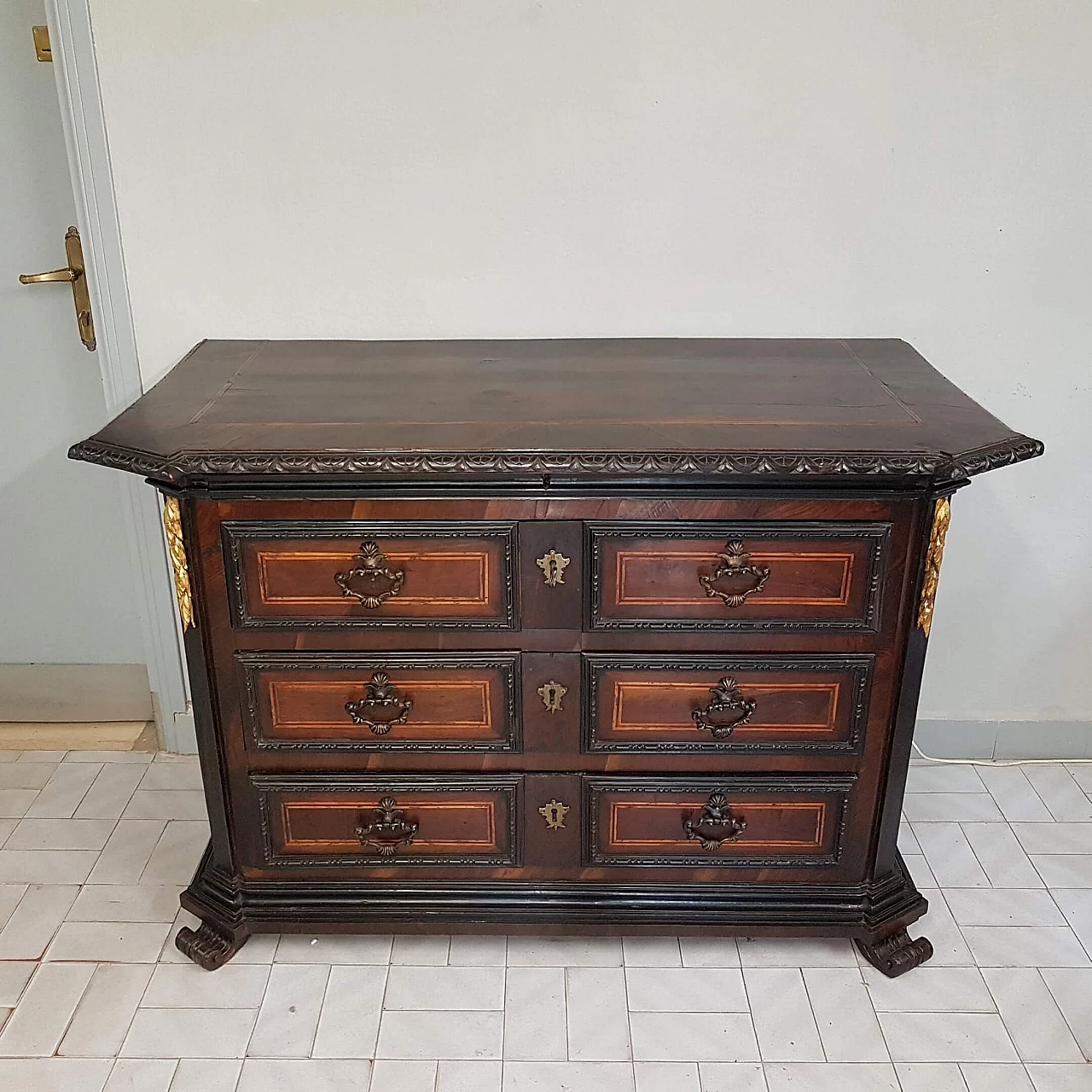 Walnut chest of drawers panelled and inlaid on the front, late 17th century 2