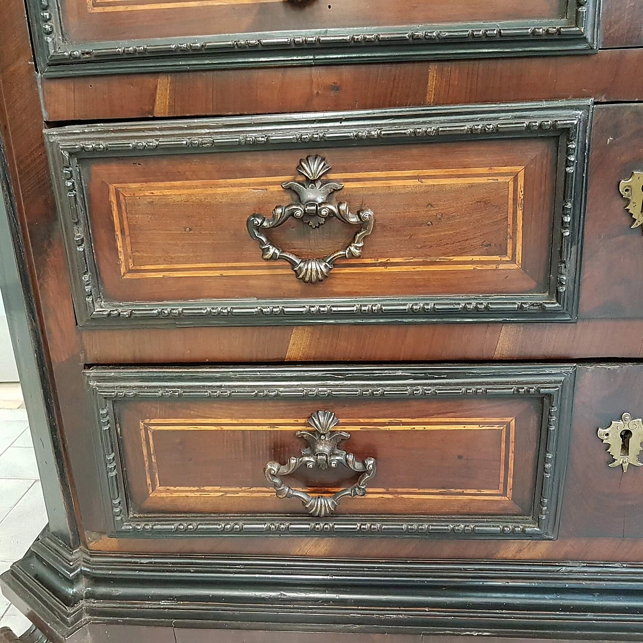 Walnut chest of drawers panelled and inlaid on the front, late 17th century 3