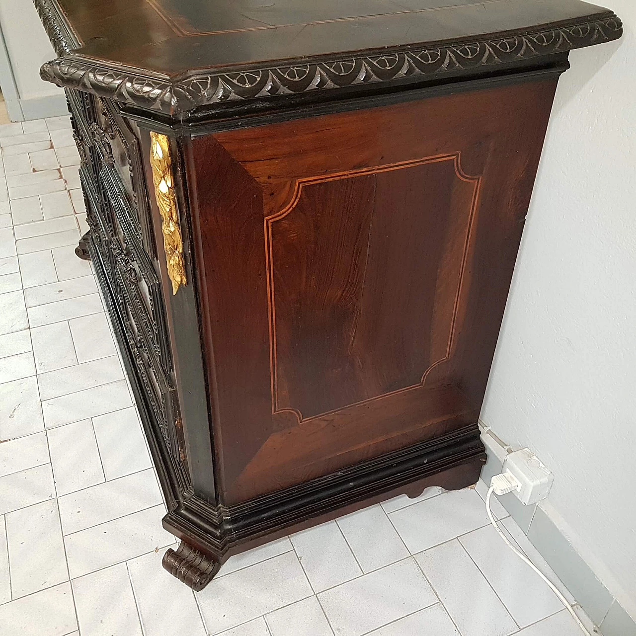 Walnut chest of drawers panelled and inlaid on the front, late 17th century 4