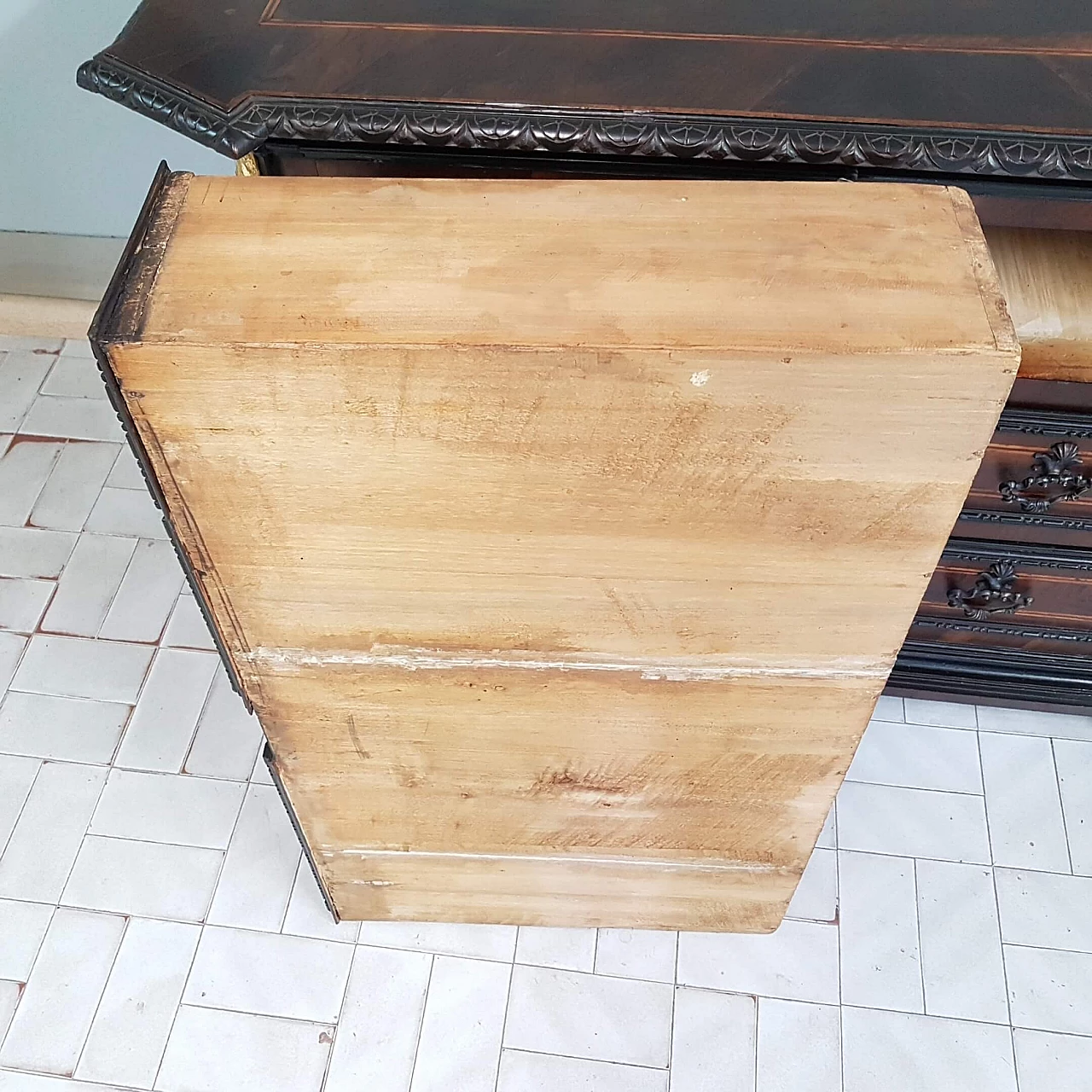 Walnut chest of drawers panelled and inlaid on the front, late 17th century 7