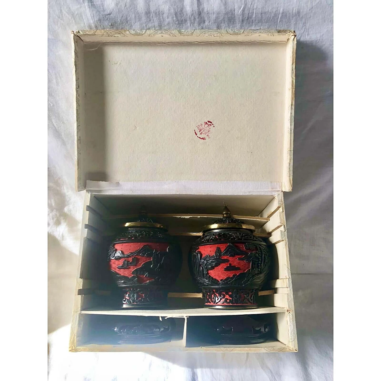 Coppia di vasi da zenzero cinesi cloisonné neri e rossi, anni '20 12