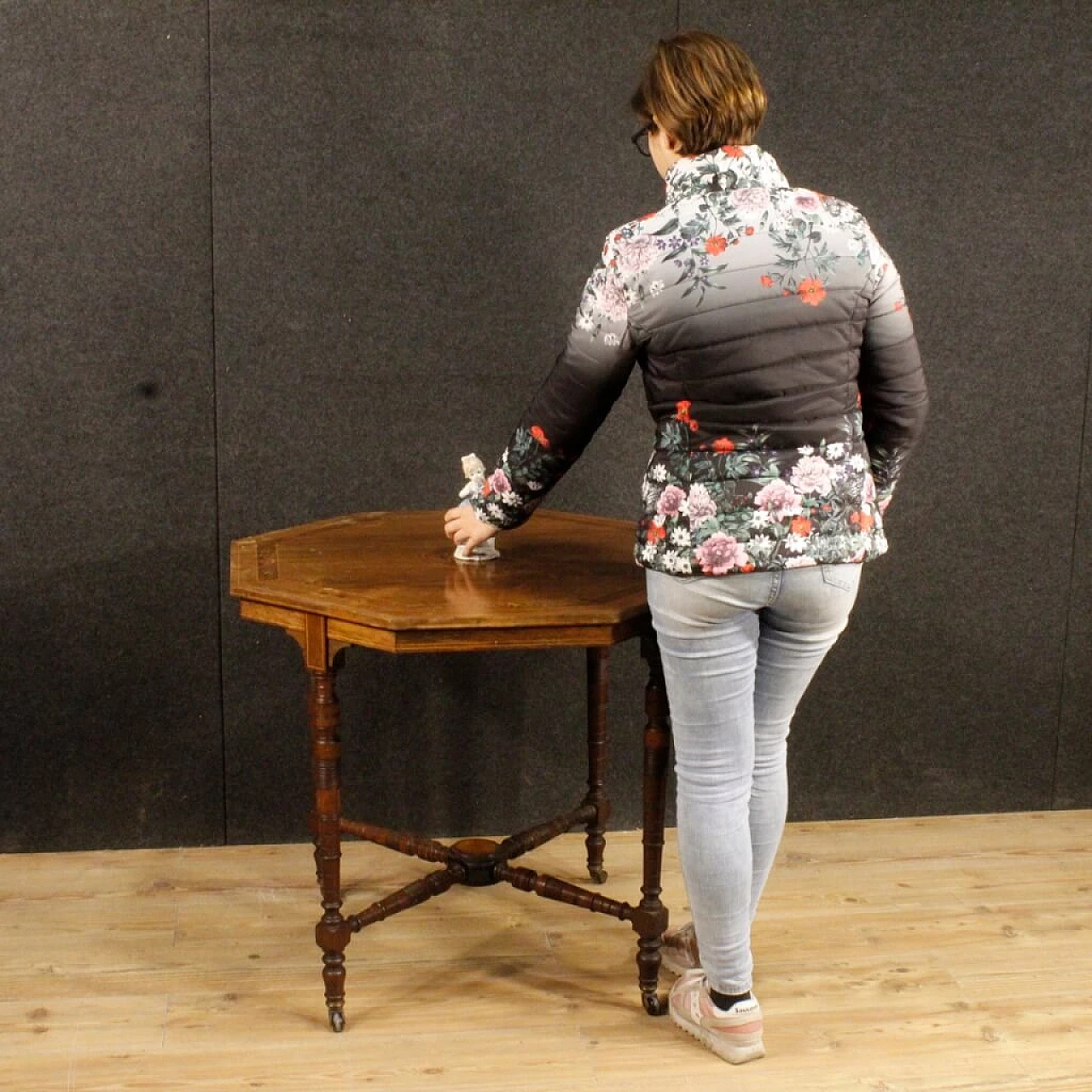 Octagonal inlaid wooden coffee table with castors, 1930s 2