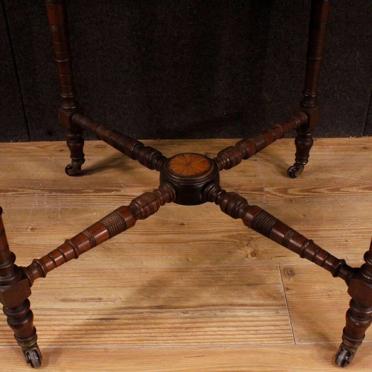 Tavolino ottagonale in legno intarsiato con rotelle, anni '30 9