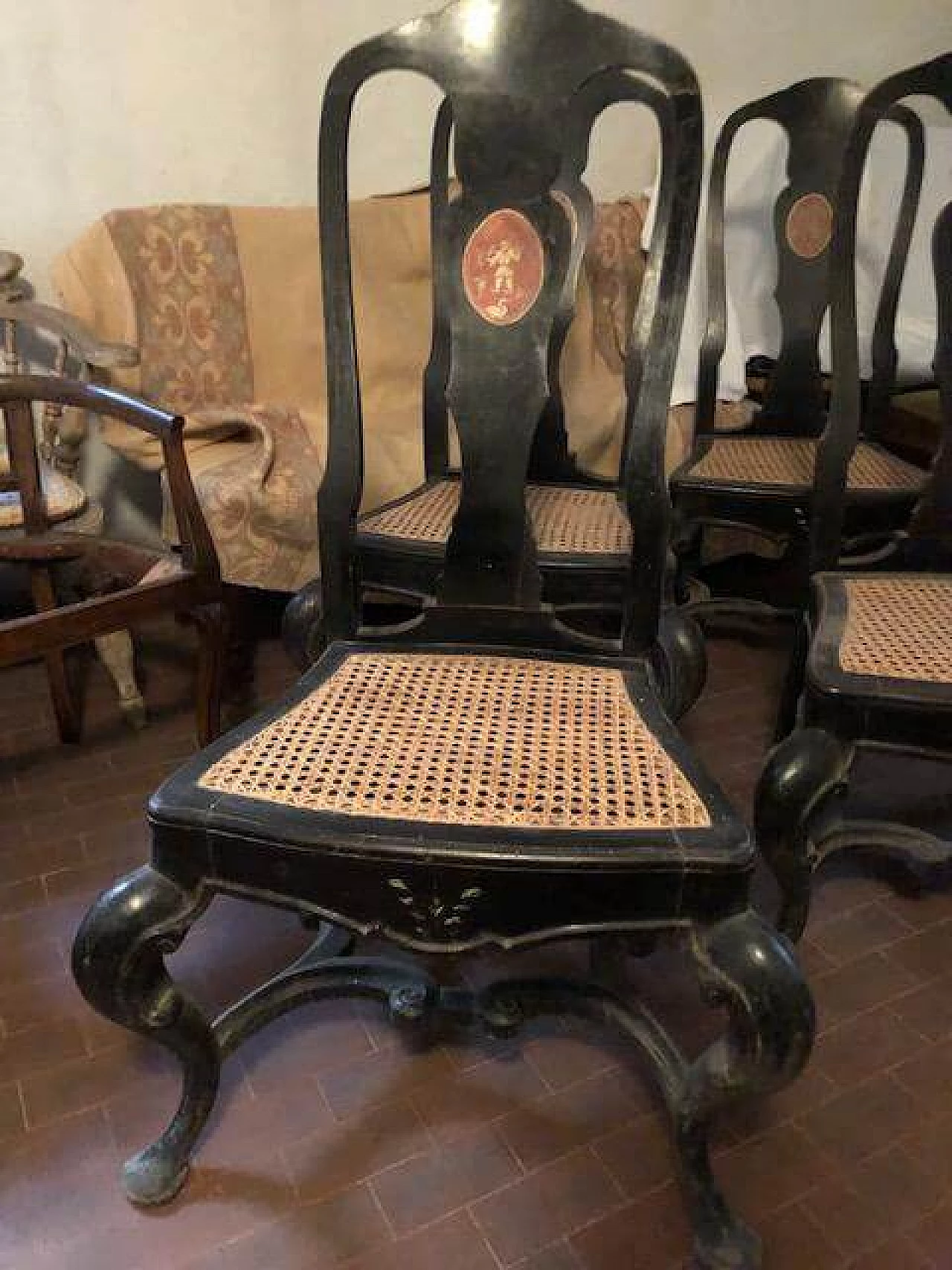 4 Eclectic lacquered wooden chairs with chinoiserie paintings, early 20th century 3