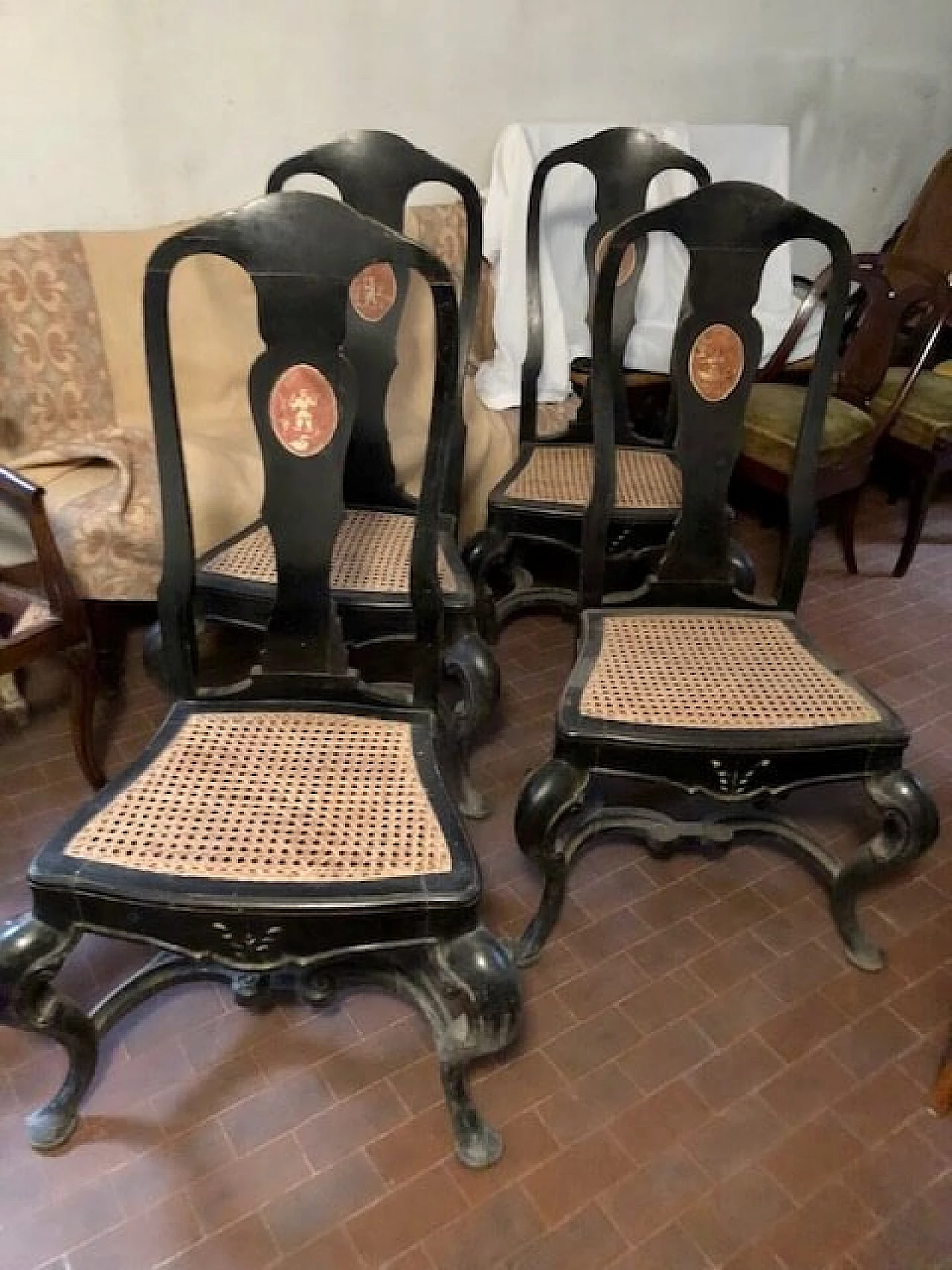 4 Eclectic lacquered wooden chairs with chinoiserie paintings, early 20th century 4