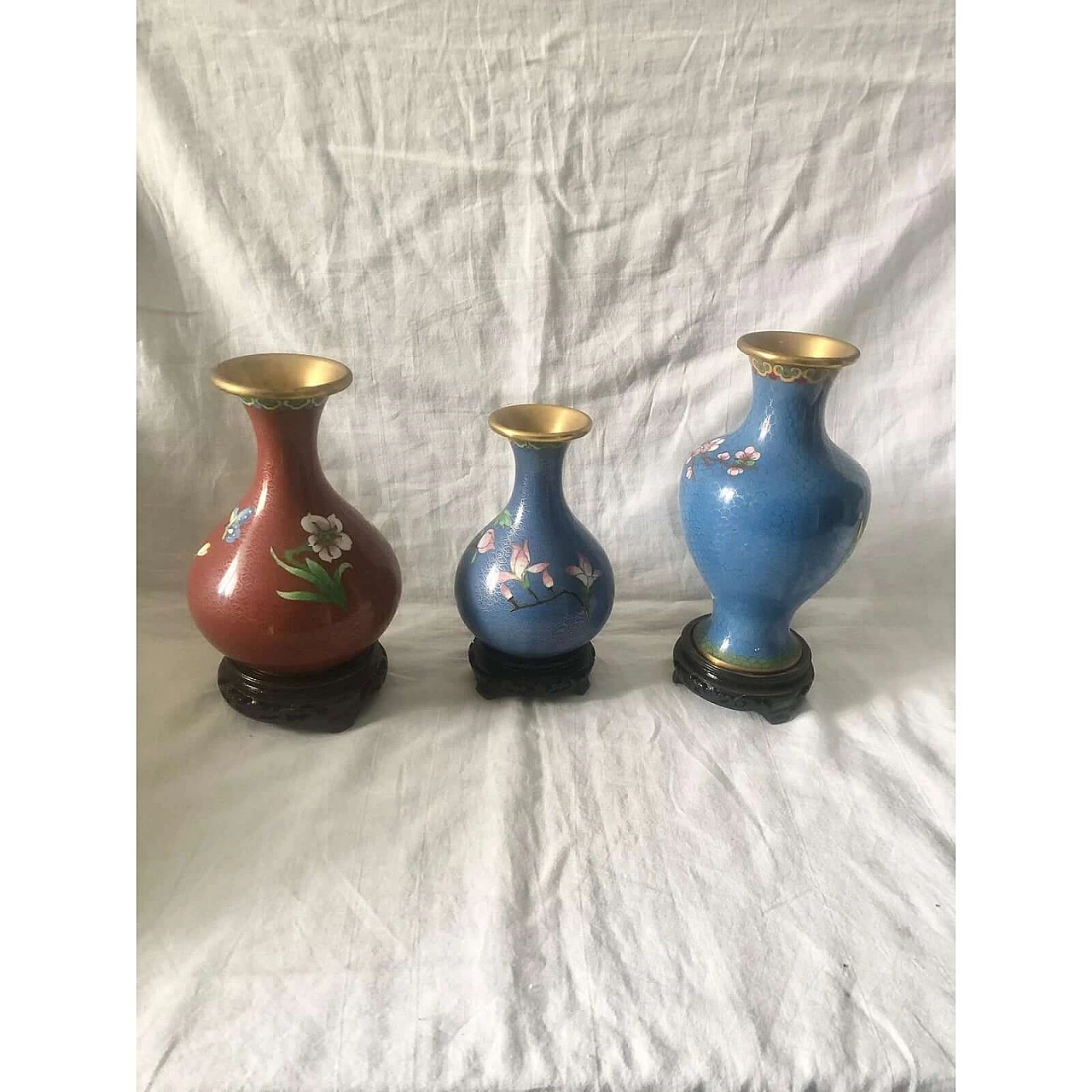 3 Chinese cloisonné vases with flowers, 1940s 4