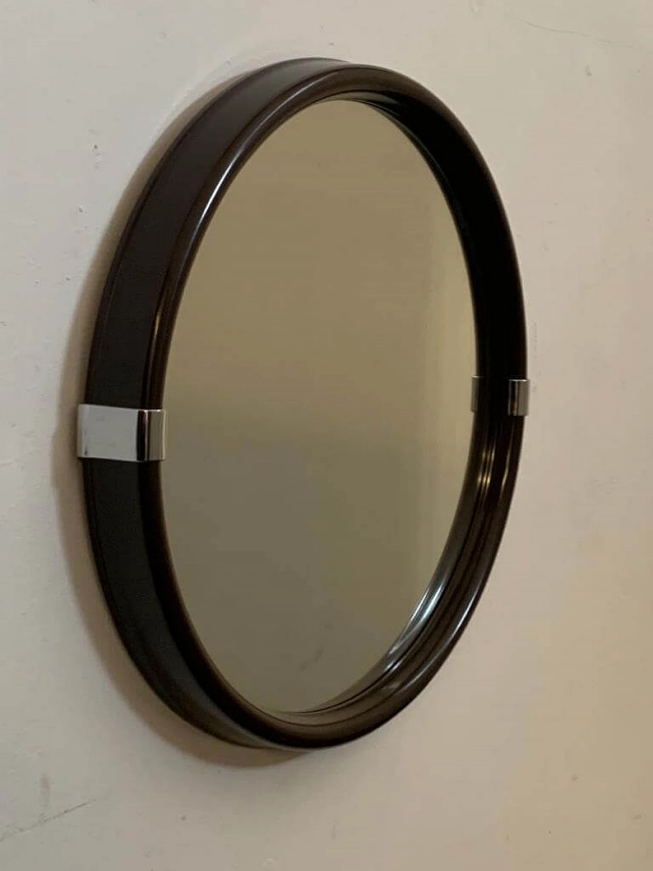 Specchio rotondo con cornice in plastica raccordata in acciaio per Carrara & Matta, anni '70 3