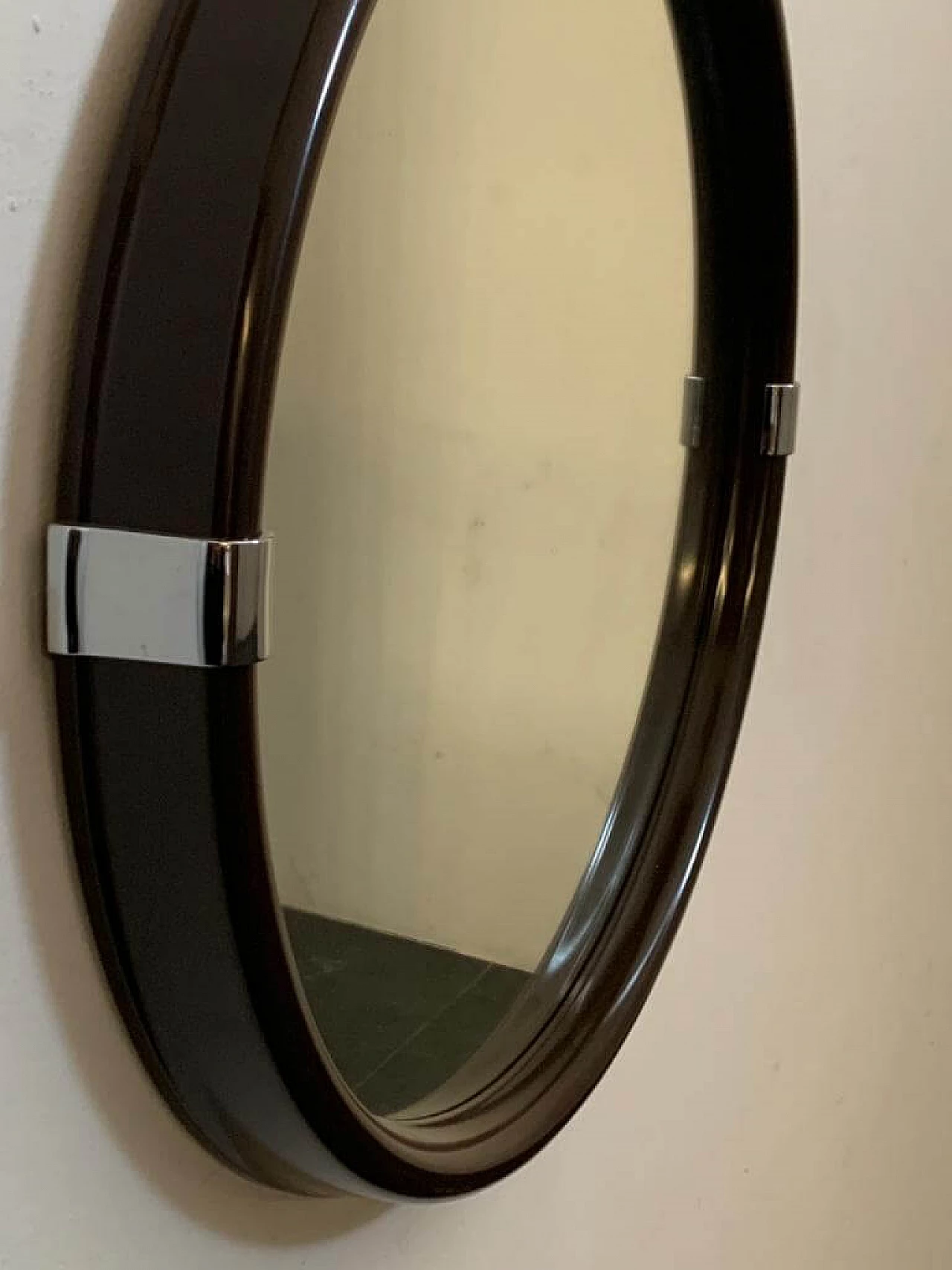 Specchio rotondo con cornice in plastica raccordata in acciaio per Carrara & Matta, anni '70 4