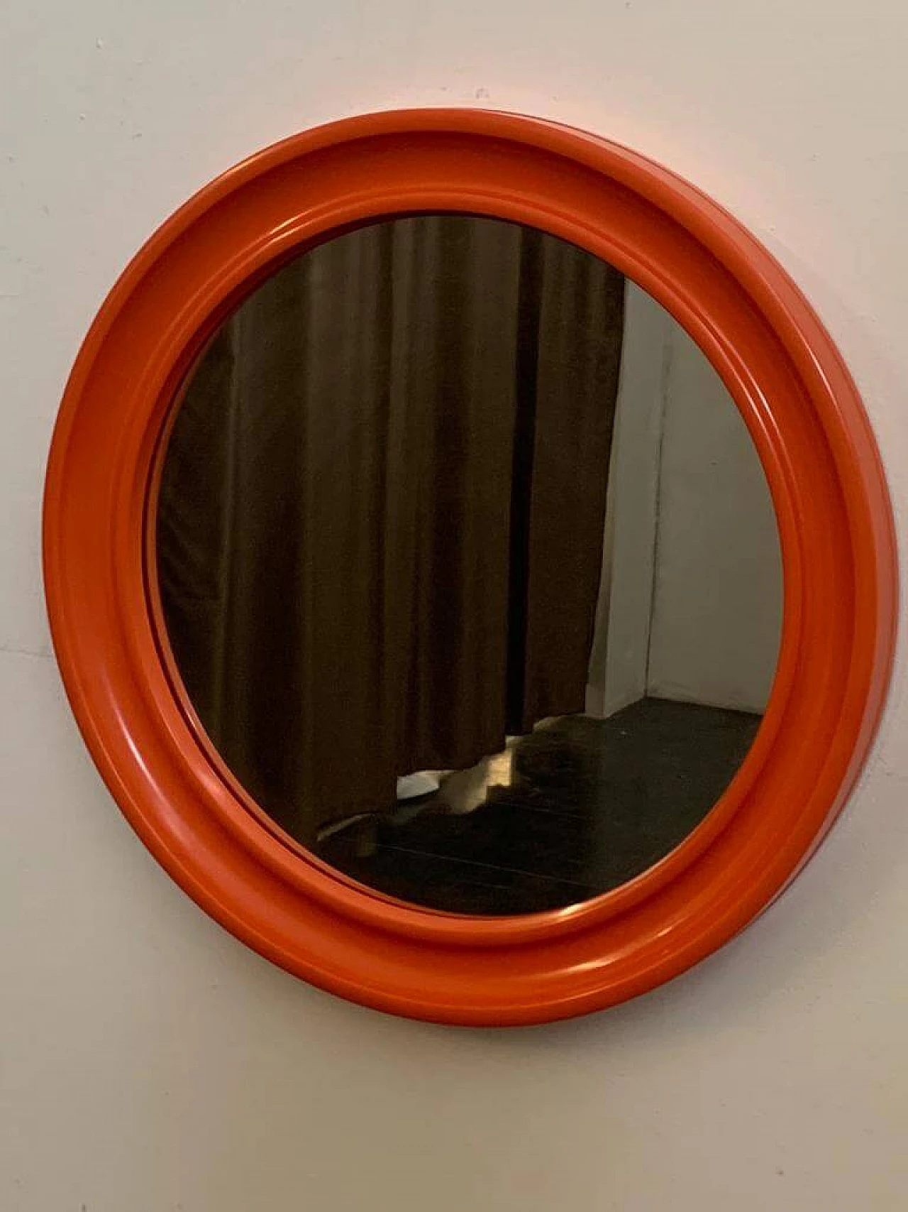 Specchio con cornice tonda in plastica sagomata corallo per Carrara & Matta, anni '70 3