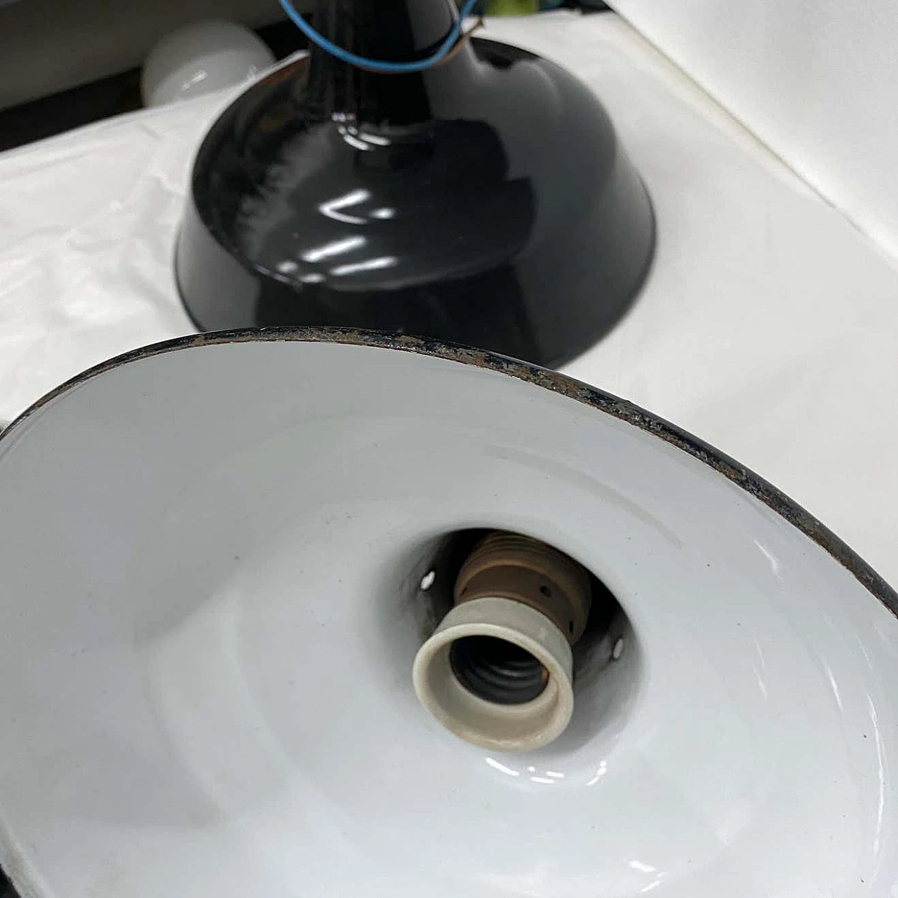 3 Lampadari industriali in metallo verniciato, anni '30 4