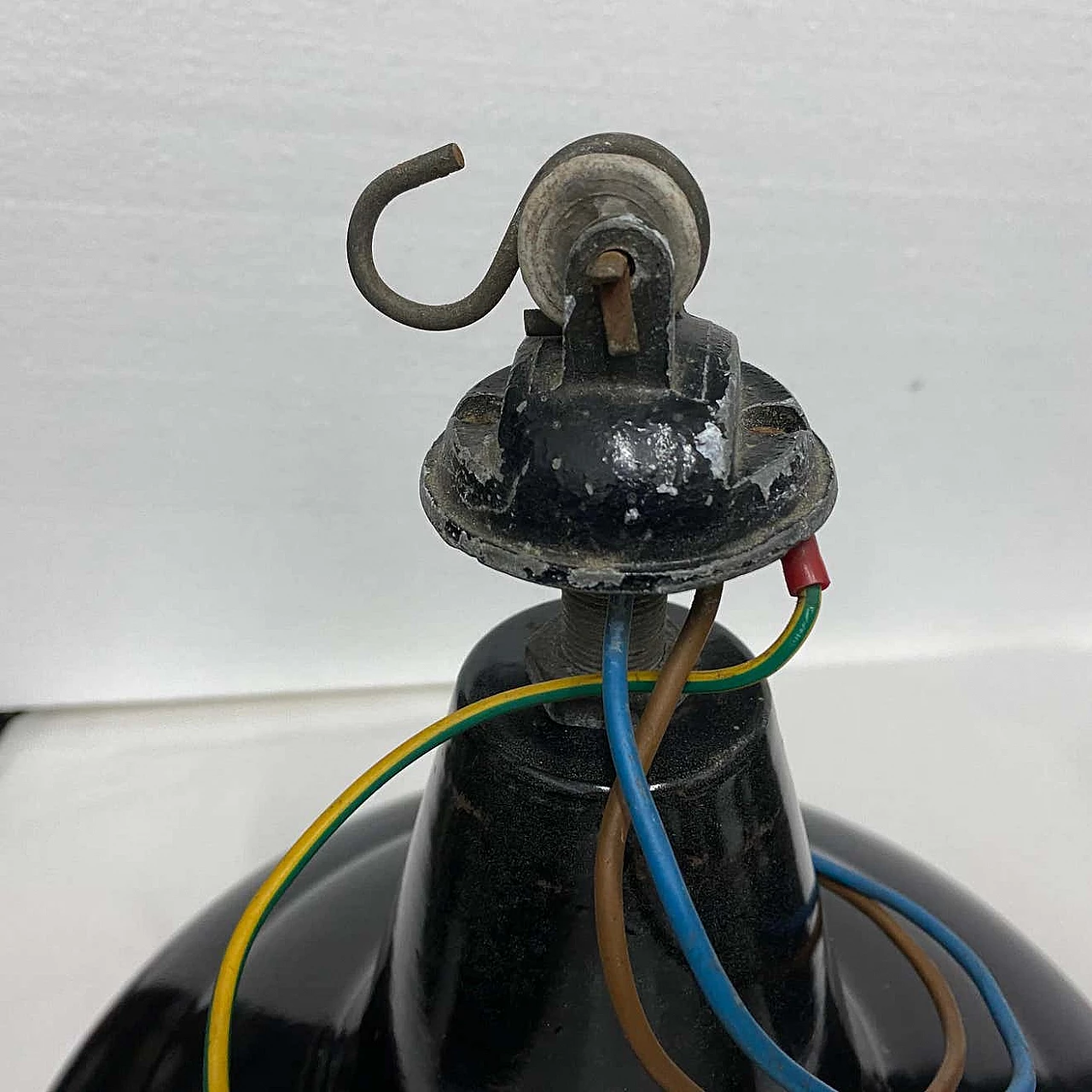 3 Lampadari industriali in metallo verniciato, anni '30 5