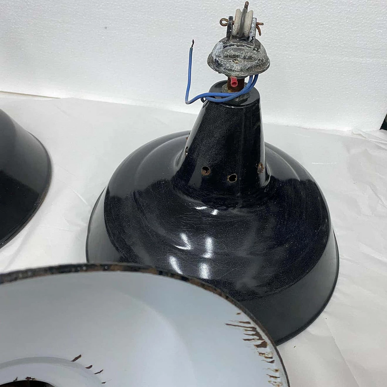 3 Lampadari industriali in metallo verniciato, anni '30 7