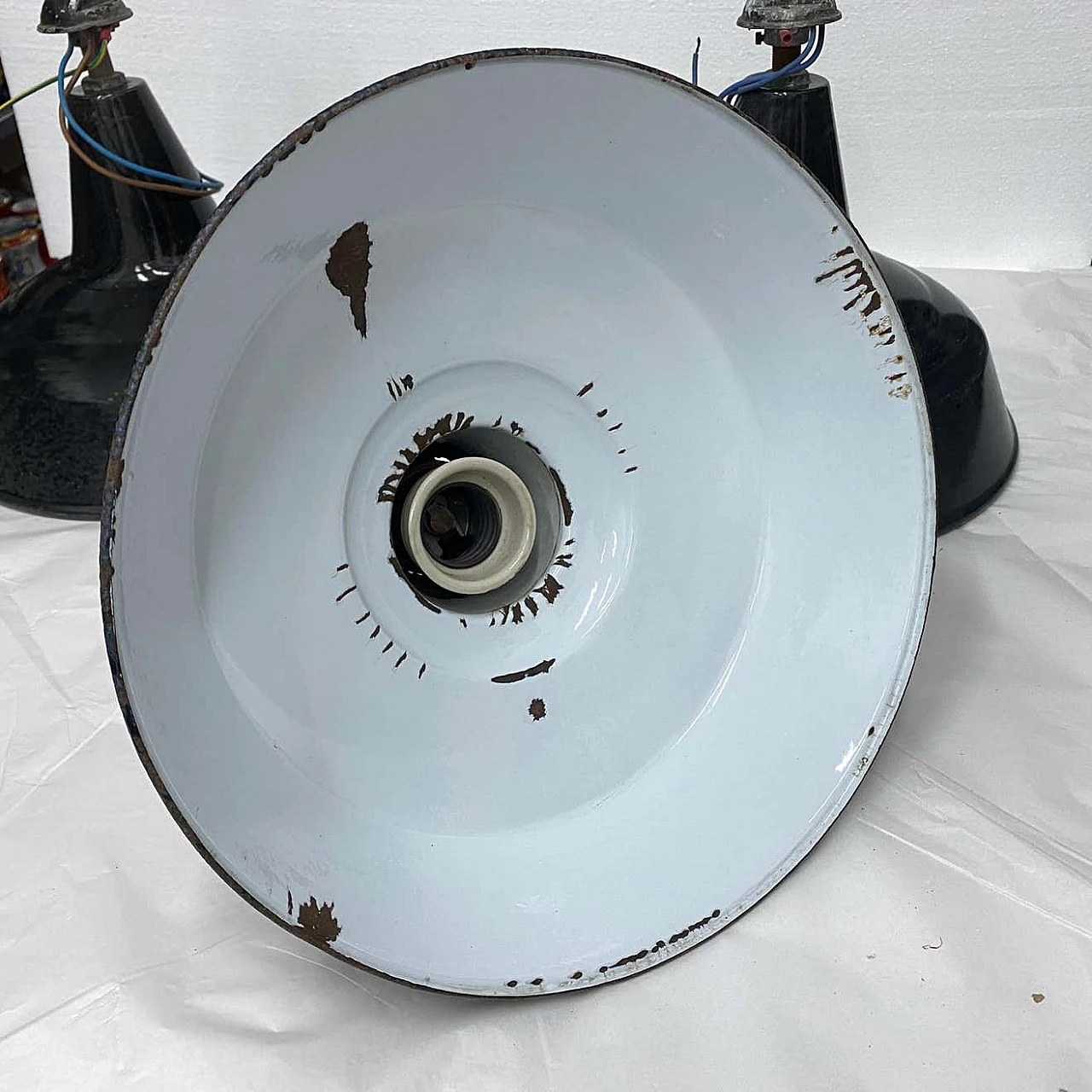 3 Lampadari industriali in metallo verniciato, anni '30 8