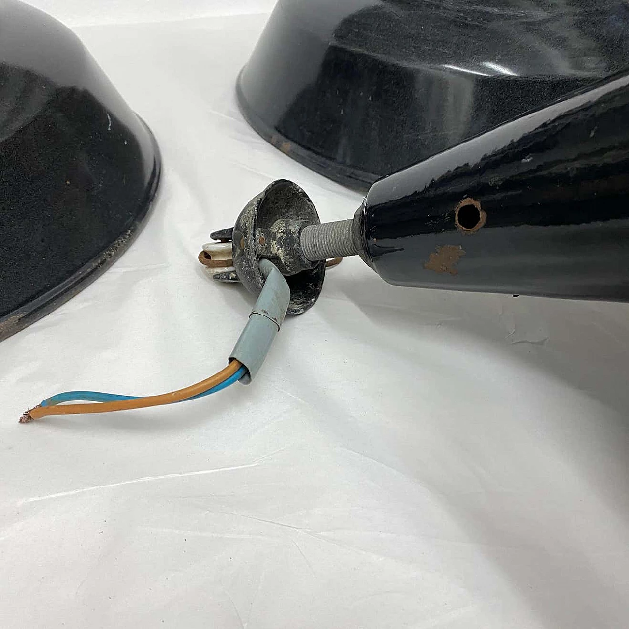 3 Lampadari industriali in metallo verniciato, anni '30 11