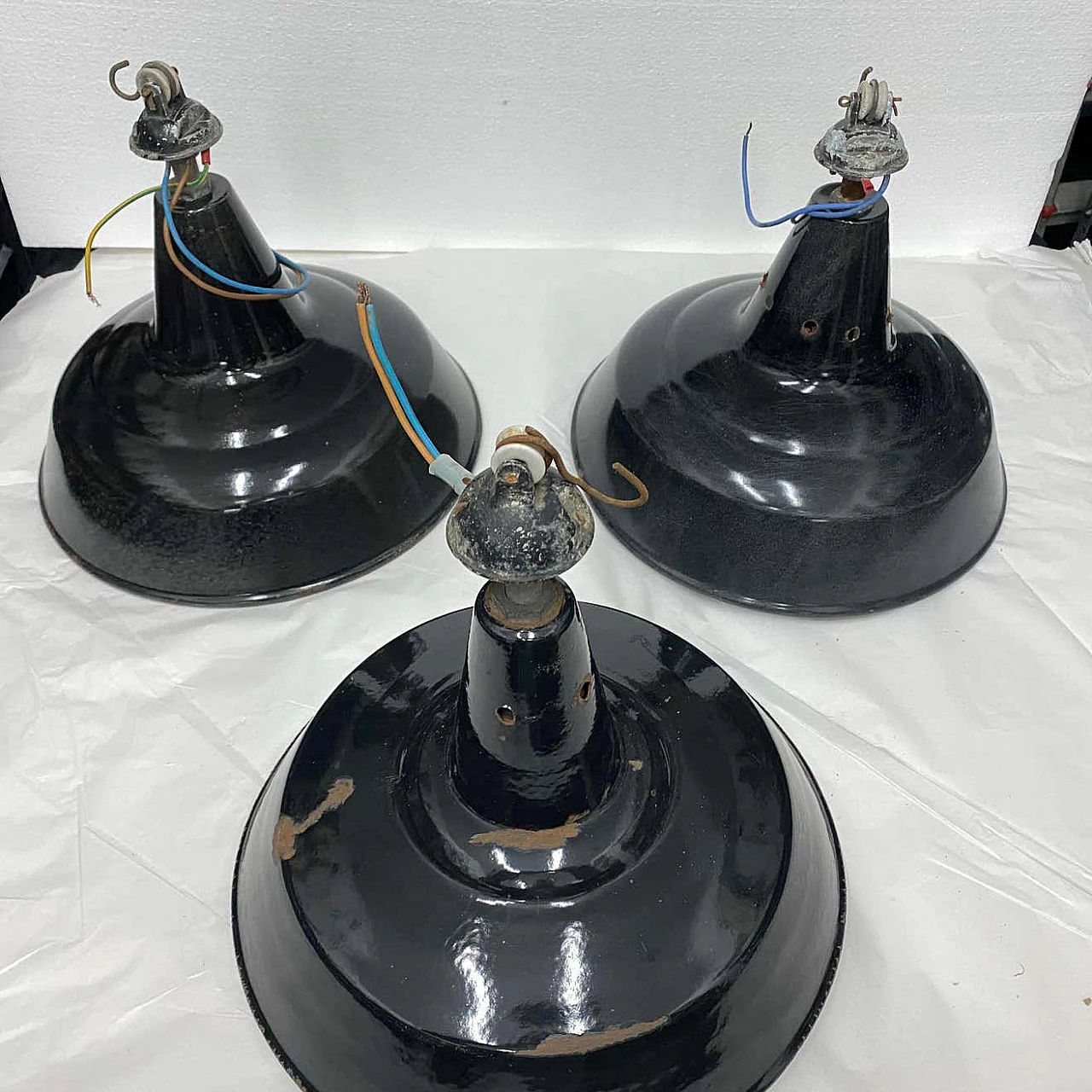 3 Lampadari industriali in metallo verniciato, anni '30 15