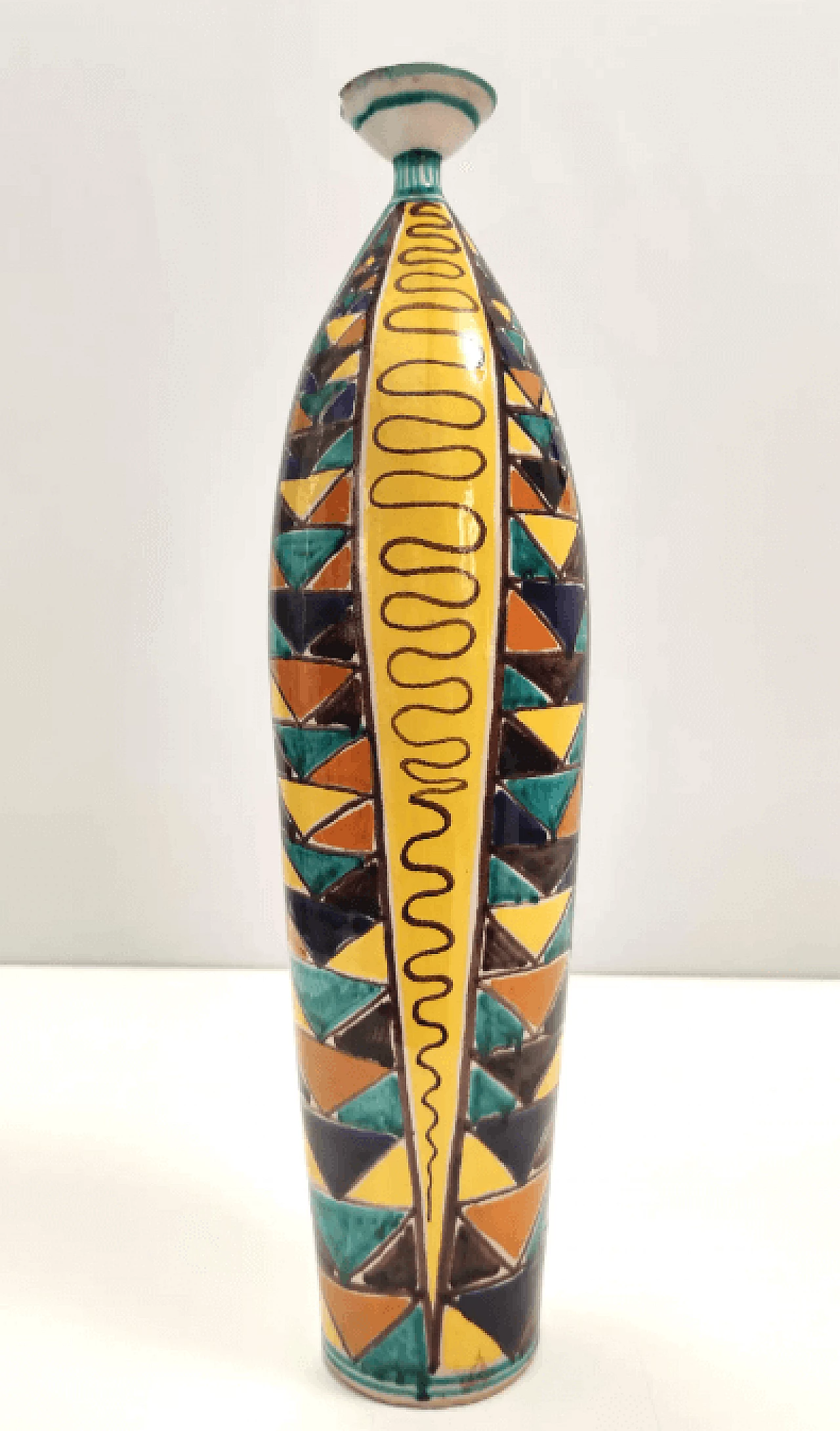 Vaso in ceramica laccata multicolore con motivi geometrici, anni '50 3
