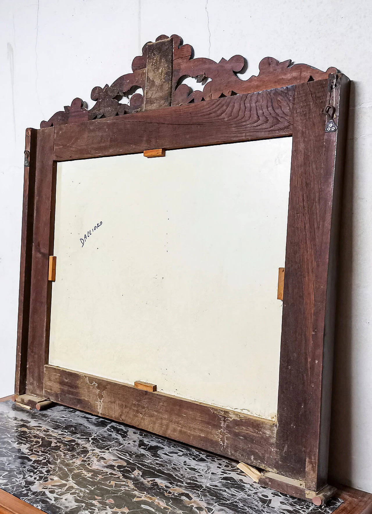 Walnut-framed mirror with carved cimasa, late 19th century 7