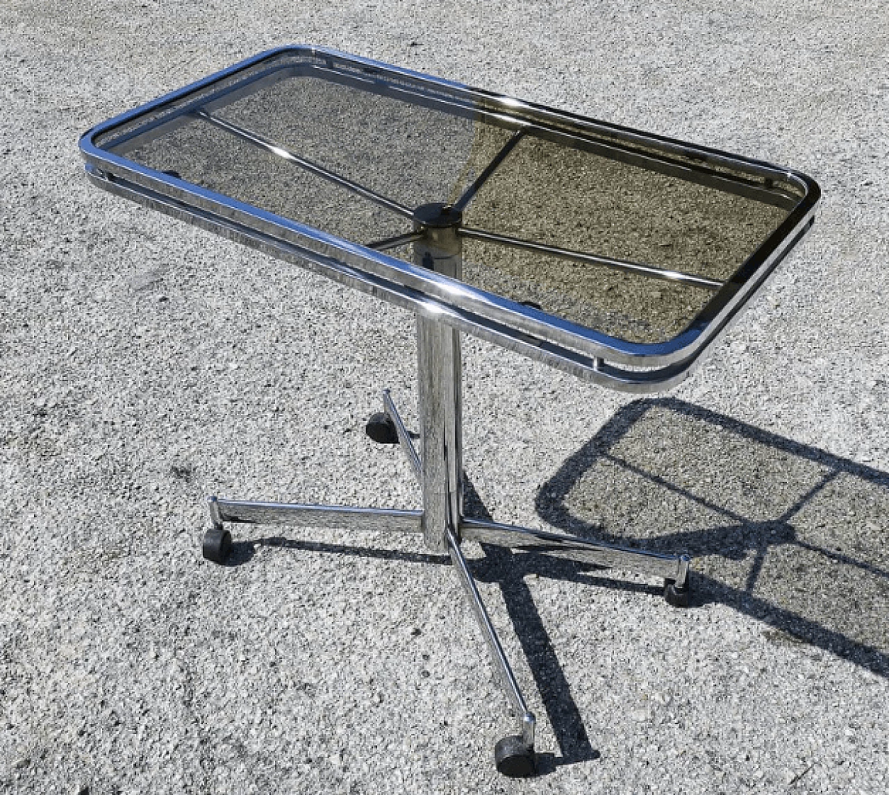 Tavolino in acciaio e vetro fumé nello stile di Allegri Parma, anni '60 3