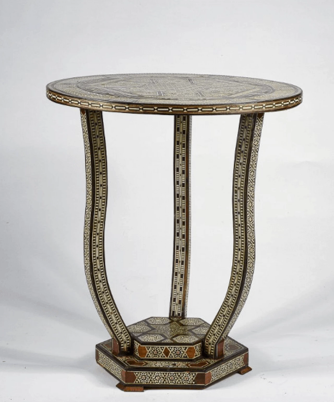 Tavolino in legno intarsiato con madreperla in stile bugattiano, metà '900 1