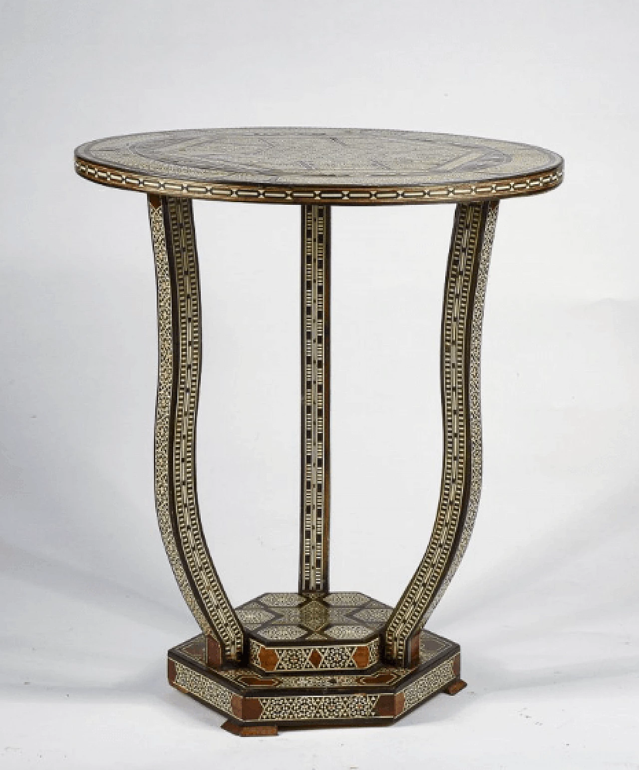 Tavolino in legno intarsiato con madreperla in stile bugattiano, metà '900 2