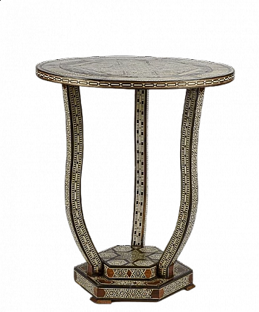 Tavolino in legno intarsiato con madreperla in stile bugattiano, metà '900