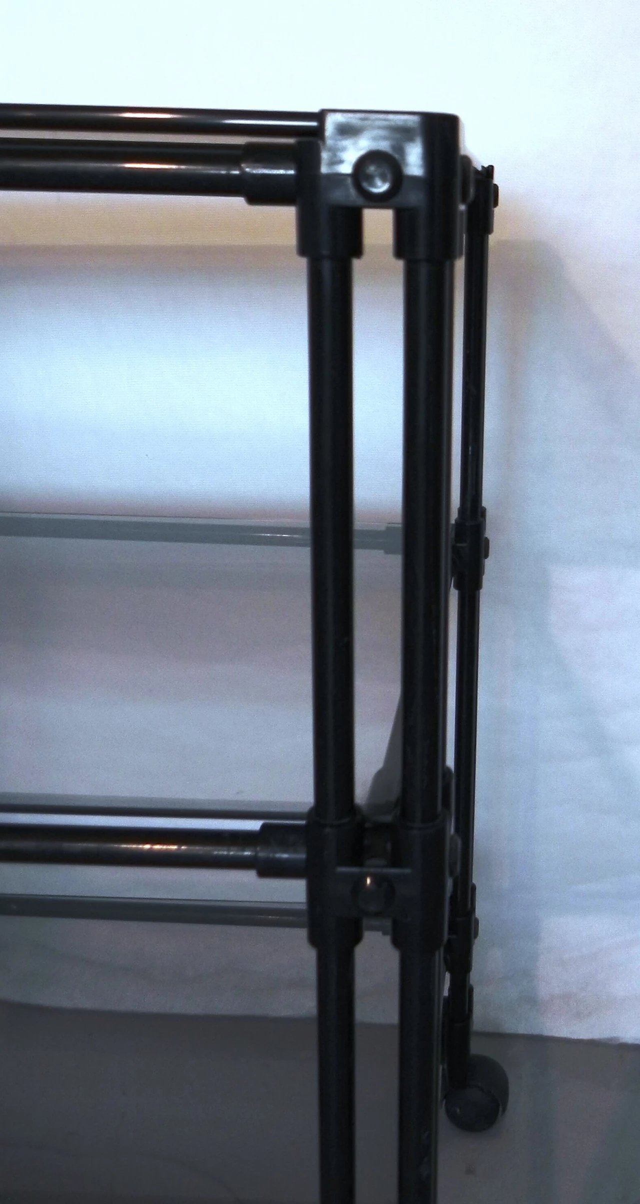 Carrello porta TV in metallo con ripiani in vetro, anni '90 5